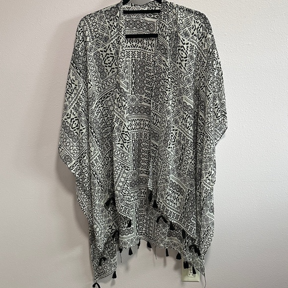 unknown Accessories - Black & White Geometric Fringe Wrap Scarf